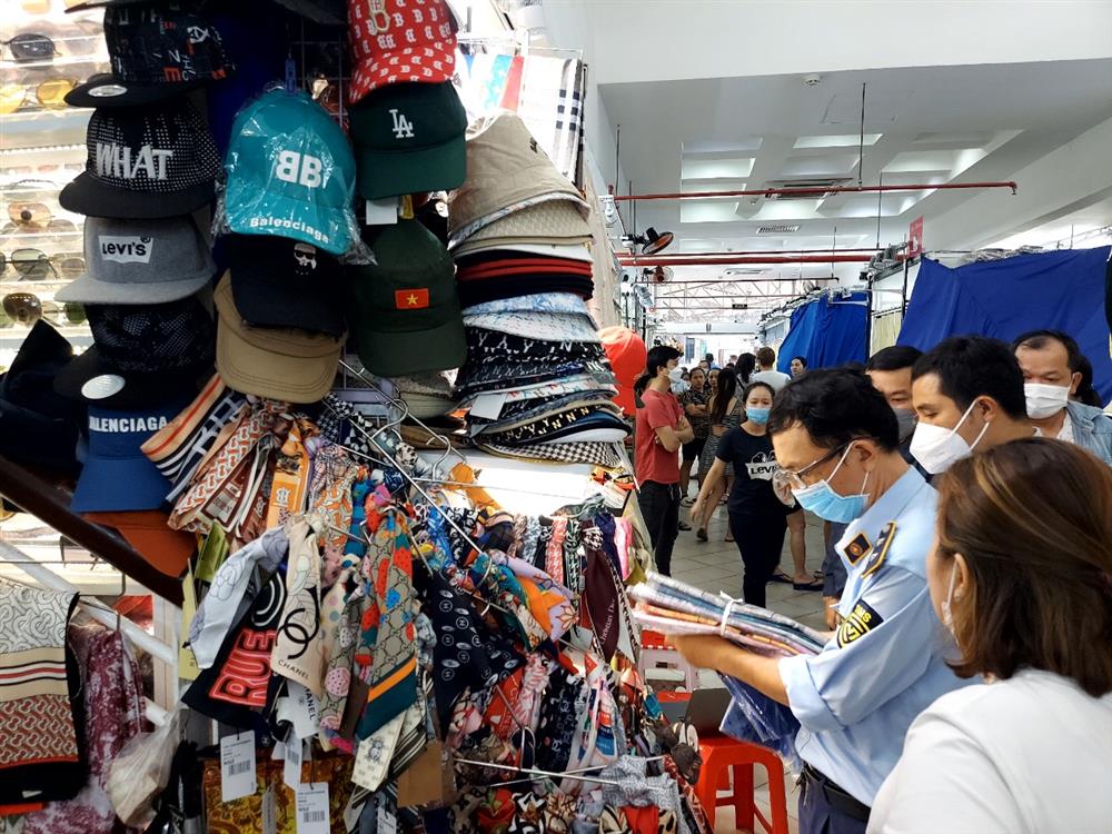 TP Hồ Chí Minh: Thu lượng lớn hàng giả, hàng nhái tại ‘thiên đường mua sắm’ Saigon Square